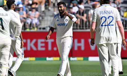 കമ്മിന്‍സും സംഘവും മറന്നോ, ഇന്ത്യക്ക് ബുമ്രായുധം ഉള്ള കാര്യം! ഇന്ത്യന്‍ പേസ് ആക്രമണത്തില്‍ തകര്‍ന്ന് ഓസിസ്;  59 റണ്‍സിനിടെ വീണത് ഏഴ് വിക്കറ്റുകള്‍;  നാല് വിക്കറ്റുമായി ക്യാപ്റ്റന്‍ ബുമ്ര;  പെര്‍ത്തില്‍  ആദ്യദിനം നിലംപൊത്തിയത് 17 വിക്കറ്റുകള്‍