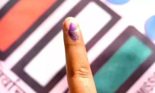 തദ്ദേശസ്ഥാപന ഉപതിരഞ്ഞെടുപ്പ്: മഷി പുരട്ടുന്നത് വോട്ടറുടെ ഇടതു നടുവിരലില്‍; സംസ്ഥാന തിരഞ്ഞെടുപ്പ് കമ്മീഷന്‍ തീരുമാനം നവംബറിലെ വോട്ടെടുപ്പില്‍ ഇടതുകൈയ്യിലെ ചൂണ്ടുവിരലില്‍ പുരട്ടിയ മഷി അടയാളം മാഞ്ഞുപോകാത്തതിനാല്‍