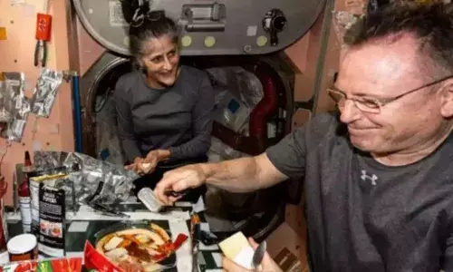 ബഹിരാകാശത്ത് എന്താണ് സുനിത വില്യംസ് കഴിക്കുന്നത്?; അവരുടെ ആരോഗ്യനില ഇപ്പോൾ എങ്ങനെയുണ്ട്?; ചോദ്യങ്ങൾക്ക് മറുപടിയുമായി നാസ; ഷ്രിംപ്, പിസ്സ, റോസ്റ്റ് ചിക്കനൊക്കെ കഴിച്ച് സന്തോഷവതിയായി സുനിത; ആശങ്ക ഒഴിഞ്ഞു; ചിത്രങ്ങൾ വൈറൽ