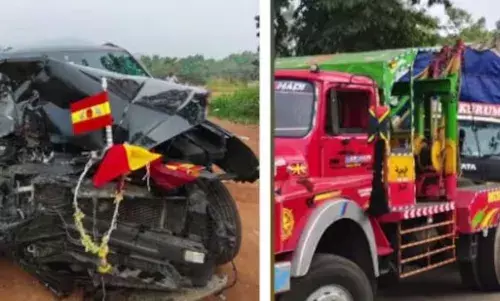 ശബരിമല തീർത്ഥാടകരുടെ കാർ ലോറിയുമായി കൂട്ടിയിടിച്ചു; പിന്നാലെ വന്ന സ്കൂട്ടറും അപകടത്തിൽപെട്ടു; പരിക്ക്; സംഭവം തെന്മലയിൽ