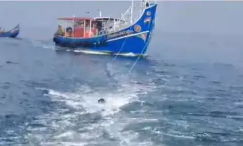 എഞ്ചിന്‍ നിലച്ച് നടുക്കടലിൽ കുടുങ്ങി; പിന്നാലെ മത്സ്യതൊഴിലാളികളെ രക്ഷപ്പെടുത്തി; സംഭവം തൃശൂരിൽ