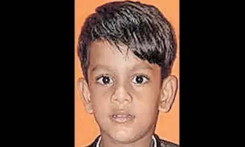 സ്‌കൂള്‍ വാനില്‍ നിന്നിറങ്ങിയ എല്‍കെജി വിദ്യാര്‍ഥി അതേ വാന്‍ തട്ടി മരിച്ചു; അപകടം കുട്ടി പിന്നിലൂടെ പോയതറിയാതെ വാഹനം പിന്നോട്ടെടുത്തപ്പോള്‍ റോഡില്‍ തലയിടിച്ച് വീണ്