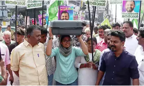 മുന്‍സിപ്പാലിറ്റിയില്‍ രാഹുല്‍ മാങ്കൂട്ടത്തില്‍ വോട്ടുകൂട്ടിയപ്പോള്‍ താരമായത് ട്രോളി ബാഗ്; ട്രോളിബാഗുമായി യുഡിഎഫ് പ്രവര്‍ത്തകരുടെ ആഹ്ലാദ പ്രകടനം