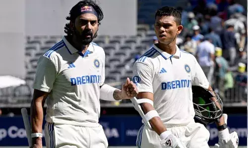 പെര്‍ത്ത് ടെസ്റ്റ്; ഓസ്ട്രേലിയക്കെതിരെ പിടിമുറുക്കി ഇന്ത്യ; രണ്ടാം ഇന്നിംഗ്സില്‍ 172 റണ്‍സിന്റെ ഓപ്പണിംഗ് കൂട്ട്കെട്ട്; ഇന്ത്യക്ക് 218 റണ്‍സിന്‍റെ ലീഡ്; സെഞ്ചുറിക്കരികെ യശസ്വി ജയ്സ്വാൾ; വിക്കറ്റ് നേടാനാകാതെ വിയർത്ത് കങ്കാരുപ്പട