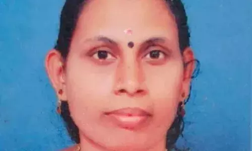 നായ കുറുകെ ചാടി; നിയന്ത്രണം വിട്ട് ബൈക്ക് മറിഞ്ഞു; പിന്നാലെ വന്ന ലോറി കയറിയിറങ്ങി യുവതിക്ക് ദാരുണാന്ത്യം