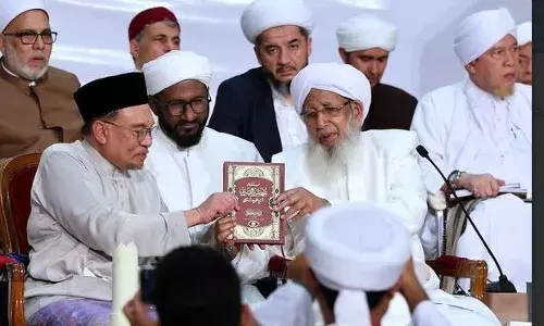 കാന്തപുരം ഉസ്താദിന്റെ ബുഖാരി വ്യാഖ്യാനം പ്രകാശനം ചെയ്തു; മലേഷ്യന്‍ പ്രധാനമന്ത്രി അന്‍വര്‍ ഇബ്റാഹീം ആദ്യപ്രതി സ്വീകരിച്ചു