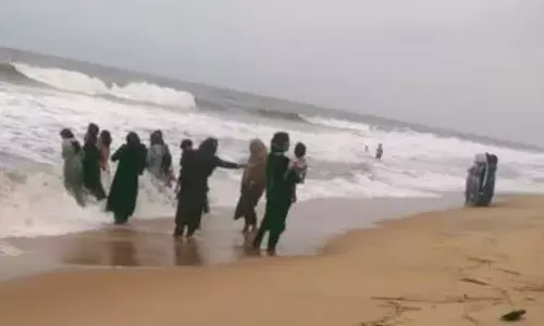 കടലിൽ കുളിക്കുന്നതിനിടെ ശ്വാസം മുട്ടൽ അനുഭവപ്പെട്ടു; കുഴഞ്ഞുവീണ് വിദ്യാർത്ഥി; രക്ഷകരായി കൂട്ടുകാർ; സംഭവം തൃശൂരിൽ