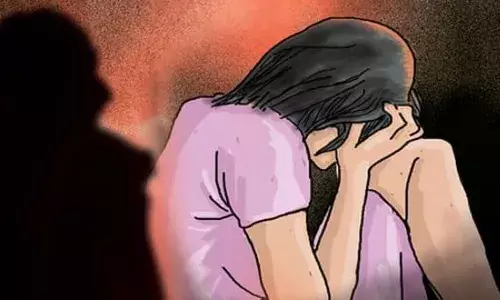 തിയറി ക്ലാസ് നൽകാമെന്ന് പറഞ്ഞ് വീട്ടിലേക്ക് വിളിച്ചുവരുത്തി; പീഡിപ്പിച്ച് നഗ്നചിത്രങ്ങള്‍ പകർത്തി; ഭയന്ന് പെൺകുട്ടി; പ്രായപൂര്‍ത്തിയാകാത്ത ബാഡ്മിന്റണ്‍ താരത്തെ പീഡിപ്പിച്ച കേസിൽ കോച്ച് കസ്റ്റഡിയിൽ