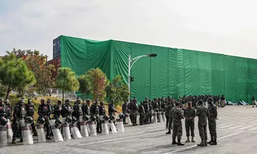 ഇമ്രാന്‍ ഖാന്റെ മോചനത്തിനായി വമ്പന്‍ പ്രതിഷേധം; ലോങ് മാര്‍ച്ചുമായി പിടിഐ; റോഡുകള്‍ അടച്ചു;  ഒത്തുചേരല്‍ നിരോധിച്ചു; ഇസ്ലാമാബാദില്‍ ലോക്ക്ഡൗണ്‍