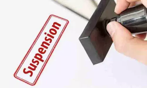 വീട്ടിലെത്തിയപ്പോള്‍ നിര്‍ത്താതെ ഛര്‍ദ്ദി; ഇരട്ട സഹോദരന്‍ പറഞ്ഞ് കുട്ടി ജനലില്‍ നിന്ന് വീണ് വിവരം അറിഞ്ഞത്; ആശുപത്രിയില്‍ കാണിച്ചപ്പോള്‍ കുഞ്ഞിന് സ്‌പൈനല്‍ കോഡിനും ഗുരുതര പരിക്കും, ആന്തരിക രക്തസ്രാവവും; അങ്കണവാടി അധ്യാപികയോട് ചോദിചപ്പോള്‍ വീണ കാര്യം പറയാന്‍ മറന്നെന്ന് മറുപടി; സംഭവത്തില്‍ അങ്കണവാടി അധ്യാപികക്കും ഹെല്‍പ്പറിനും സസ്പെന്‍ഷന്‍