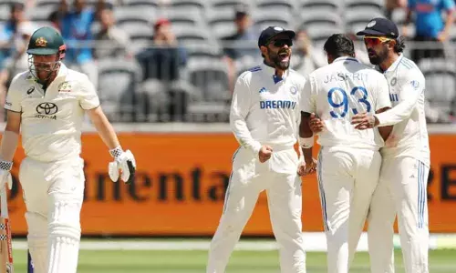 പെര്‍ത്തില്‍ ഇന്ത്യന്‍ പേസിനോട് ഓസീസ് പൊരുതുന്നു; ഇന്ത്യക്ക് തലവേദനയായ ഹെഡും പുറത്ത്‌; ഇന്ത്യക്ക് ജയിക്കാന്‍ വേണ്ടത് രണ്ട് വിക്കറ്റ് കൂടി; വിജയത്തിനരികെ ഇന്ത്യ