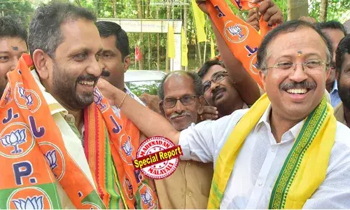 പാലക്കാടിനെ കുറിച്ച് ചോദിച്ചപ്പോള്‍ മഹാരാഷ്ട്ര പറയാമെന്ന് വി മുരളീധരന്‍; വി മുരളീധരന്‍ അധ്യക്ഷനായ സമയത്ത് പിറവത്ത് 2000 വോട്ടു കിട്ടിയപ്പോള്‍ ആരും രാജിവെക്കാന്‍ ആവശ്യപ്പെട്ടില്ലെന്ന് കെ സുരേന്ദ്രന്റെ കുത്ത്; അടയും ചക്കരയും ആയിരുന്നവര്‍ അകന്നത് എങ്ങനെ? മുരളീധരനായും ചരടുവലി?