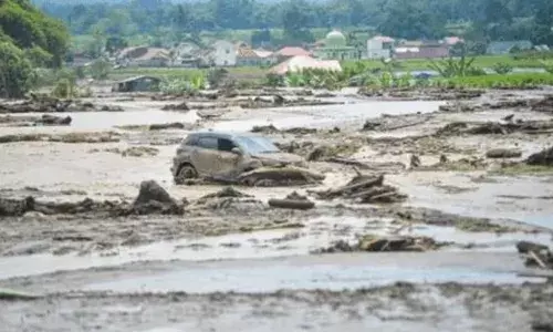 സുമാത്രയിൽ ശക്തമായ മഴയും മിന്നൽ പ്രളയവും; 16 പേർ മരിച്ചു; ജനങ്ങളെ ഒഴിപ്പിക്കുന്നു; ഏക്കർ കണക്കിന് കൃഷിയിടങ്ങൾ വെള്ളത്തിനടിയിൽ; അതീവ ജാഗ്രത!