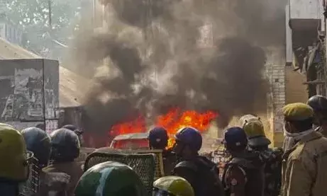 യുപി സംഭലിലുണ്ടായ സംഘർഷം; വിദ്യാഭ്യാസ സ്ഥാപനങ്ങള്‍ അടച്ചിട്ടു; പ്രദേശത്ത് ഈ മാസം അവസാനം വരെ പുറത്തുനിന്നുള്ളവർക്ക് വിലക്ക്; അന്വേഷണം തുടരുന്നു; അതീവ ജഗ്രത!