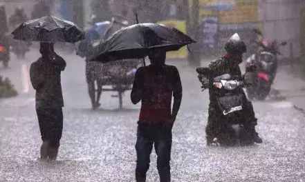 തമിഴ്‌നാട്ടിൽ ശക്തമായ മഴ; വിദ്യാഭ്യാസസ്ഥാപനങ്ങൾക്ക് അവധി പ്രഖ്യാപിച്ചു; 16 ജില്ലകളിലും ഓറഞ്ച് അലർട്ട്; മുന്നറിയിപ്പ് നൽകി അധികൃതർ