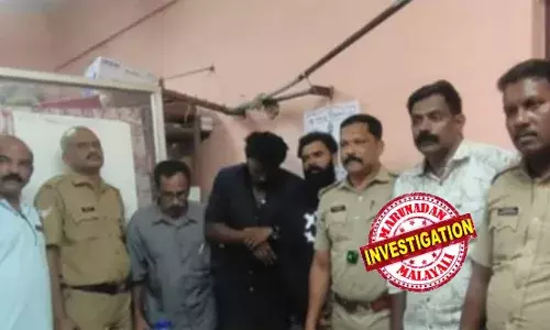 മാഹിയിൽ നിന്നും മദ്യം കടത്തുന്നതായി രഹസ്യ വിവരം; പിന്നാലെ എക്സൈസിന്റെ വാഹന പരിശോധന; ഉദ്യോഗസ്ഥരെ കണ്ട് വാഹനം ഉപേഷിച്ച് രക്ഷപ്പെടാൻ ശ്രമം; പ്രതികളെ എക്സൈസ് പിടികൂടിയത് സാഹസികമായി; കണ്ടെടുത്തത് 106 കുപ്പി പുതുച്ചേരി മദ്യം