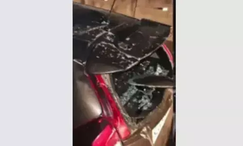 അരൂർ തുറവൂർ എലിവേറ്റഡ് ഹൈവേ നിർമാണ മേഖലയിൽ അപകടം; കാറിനു മുകളിലേക്ക് കോൺക്രീറ്റ് പാളി വീണു; കാറിന്റെ പിൻഭാഗം പൂർണ്ണമായും തകർന്നു; ഒഴിവായത് വൻ അപകടം