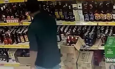 എല്ലാം നാം കാണുന്നുണ്ട്..; നൈസ് ആയിട്ട് ബീവറേജസിലെത്തി; ഒളിക്കണ്ണിട്ട് ഒരു നോട്ടം; മദ്യക്കുപ്പിയെടുത്ത് അരയിൽ തിരുകി കയറ്റി; ഒന്നും അറിയാത്തപോലെ സ്ഥലം വിട്ടു; കള്ളൻ സിസിടിവി യിൽ കുടുങ്ങി