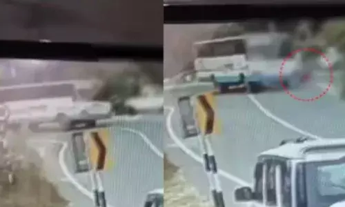 വളവ് തിരിയുന്നതിനിടെ സ്ത്രീ റോഡിലേക്ക് തെറിച്ചുവീണു; നിലവിളിച്ച് യാത്രക്കാർ; വീണത് തലയിടിച്ച്; ദാരുണ അപകടത്തിന്റെ സിസിടിവി ദൃശ്യങ്ങള്‍ പുറത്ത്