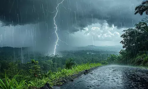 ബംഗാള്‍ ഉള്‍ക്കടലില്‍ രൂപപ്പെട്ട അതിതീവ്ര ന്യൂനമര്‍ദ്ദം ഇന്ന് ചുഴലിക്കാറ്റാകും; അടുത്തഅഞ്ചു ദിവസം സംസ്ഥാനത്ത് മിന്നലോട് കൂടിയ മഴയ്ക്ക് സാധ്യത: മൂന്ന് ജില്ലകളില്‍ ഇന്ന് യെല്ലോ അലേര്‍ട്ട്