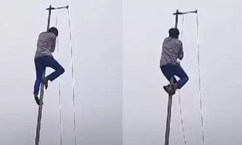 പതാക ഉയര്‍ത്തുന്നതിനിടെ കയറില്‍ കുടുങ്ങി; പതാക ശരിയാക്കാന്‍ പ്ലസ് ടു വിദ്യാര്‍ഥിയെ കൊടിമരത്തില്‍ കയറ്റി; റവന്യൂ ജില്ലാ കലോത്സവത്തിന്റെ ഉദ്ഘാടന ചടങ്ങിനിടെ നടന്ന സംഭവത്തില്‍ അടിയന്തര അന്വേഷണം പ്രഖ്യാപിച്ച് വിദ്യാഭ്യാസമന്ത്രി; സ്വമേധയ കേസെടുത്ത് ബാലാവകാശ കമ്മീഷന്‍