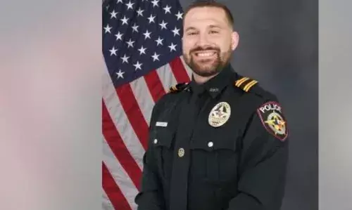 ഒളിച്ചോടിയ പ്രതിയുടെ പതിയിരുന്നാക്രമണം: ഡാളസ് പോലീസ് ഉദ്യോഗസ്ഥന് കൊല്ലപ്പെട്ടു ഒളിച്ചോടിയ പ്രതിയുടെ പതിയിരുന്നാക്രമണം: ഡാളസ് പോലീസ് ഉദ്യോഗസ്ഥന് കൊല്ലപ്പെട്ടു