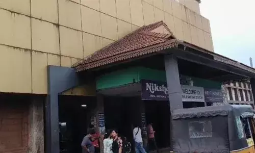 കണ്ണൂര്‍ റെയില്‍വെ സ്റ്റേഷനില്‍ പേപ്പട്ടി ഭീകരത സൃഷ്ടിച്ചു; പ്ലാറ്റ്‌ഫോമില്‍ നിന്നും 14 യാത്രക്കാര്‍ക്ക് കടിയേറ്റു