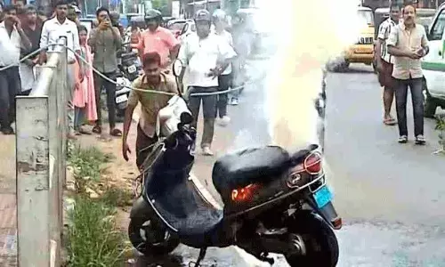 ഓ​ടി​ക്കൊ​ണ്ടി​രു​ന്ന ഇ​ല​ക്ട്രി​ക് സ്‌​കൂ​ട്ടറിൽ തീപിടിച്ചു; റോഡരികിൽ നിന്ന ആ​ളു​ക​ൾ പു​ക ​ഉ​യ​രു​ന്നത് ശ്ര​ദ്ധ​യി​ൽ​പ്പെ​ടുത്തി; യു​വ​തി​യും കു​ട്ടി​യും രക്ഷപ്പെട്ടത് തലനാരിഴക്ക്