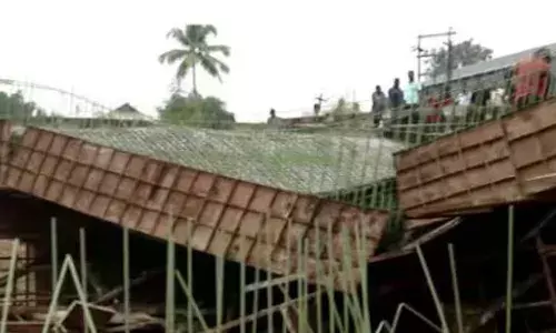 കൊല്ലത്ത് നിർമ്മാണത്തിലിരുന്ന പാലം തകർന്നു വീണു; ആർക്കും പരിക്കില്ല; അപകടം കോൺക്രീറ്റ് ജോലി നടക്കുന്നതിനിടെ; ഒഴിവായത് വൻ ദുരന്തം