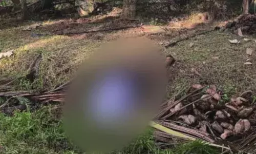 വടക്കാഞ്ചേരി ‍വിരുപ്പാക്കയിൽ വൈദ്യുത ഷോക്കേറ്റ് മധ്യവയസ്കൻ മരിച്ച സംഭവം; കൈവിരലിൽ ഇലക്ട്രിക് വയർ ചുറ്റിയ നിലയിൽ; ആത്മഹത്യയെന്ന് പോലീസിന്റെ പ്രാഥമിക നിഗമനം