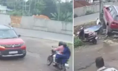 നിയന്ത്രണം വിട്ടെത്തിയ കാർ ബൈക്കുകളിലിടിച്ച് വഴിയോര കച്ചവടക്കാരിലേക്ക് ഇടിച്ചുകയറി അപകടം; മൂന്ന് പേർക്ക് പരിക്ക്; സംഭവം കൊല്ലത്ത്