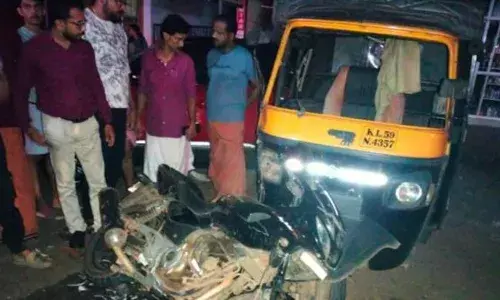 കണ്ണൂരിൽ കാർ ഓട്ടോയിൽ ഇടിച്ച് അപകടം; മദ്യലഹരിയിൽ ഡ്രൈവർ കാര്‍ നിര്‍ത്താതെ പോയി; രണ്ടുപേർക്ക് പരിക്ക്; കെഎസ്ഇബി സബ് എഞ്ചിനീയറെ കസ്റ്റഡിയിലെടുത്ത് പോലീസ്