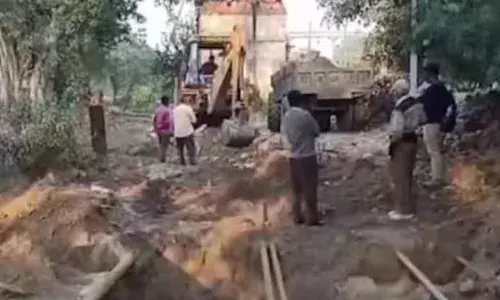 നിർമ്മാണ പ്രവർത്തനങ്ങൾക്കായി കുഴിയെടുത്തു; പിന്നാലെ റോക്കറ്റ് ലോഞ്ചറുകൾ മണ്ണിൽ പുതഞ്ഞ നിലയിൽ; പരിഭ്രാന്തരായി തൊഴിലാളികൾ; അന്വേഷണം തുടങ്ങി; സംഭവം പഞ്ചാബിൽ