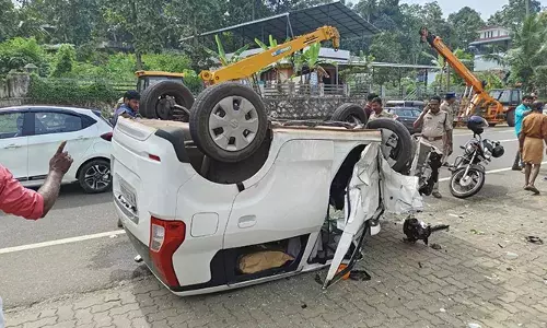 കുമ്പഴ മല്ലശേരിമുക്കില്‍ നിയന്ത്രണം വിട്ട കാര്‍ തലകീഴായി മറിഞ്ഞ് നാലു പേര്‍ക്ക് പരുക്ക്