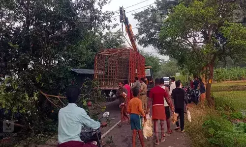 ചിറ്റൂരില്‍ നിയന്ത്രണം വിട്ടെത്തിയ ലോറി ബസ് സ്‌റ്റോപ്പിലേക്ക് പാഞ്ഞു കയറി; ഉറങ്ങിക്കിടന്ന യുവതിക്ക് ദാരുണാന്ത്യം