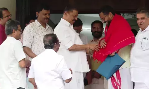 പാര്‍ട്ടി സ്വതന്ത്രന്‍ ഇനി പാര്‍ട്ടിയില്‍;  പി സരിന്‍ സിപിഎമ്മില്‍; സംഘടനാ തലത്തില്‍ പ്രവര്‍ത്തിക്കും; എ.കെ.ജി സെന്ററില്‍ സരിന് വന്‍ സ്വീകരണം; ചുവപ്പ് ഷാളണിയിച്ച് സ്വീകരിച്ച് എം.വി ഗോവിന്ദന്‍