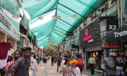 കാല്‍നട യാത്രക്കാർക്ക് ബുദ്ധിമുട്ട് ഉണ്ടാക്കുന്നു; മിഠായിത്തെരുവില്‍ അനധികൃത കച്ചവടക്കാരെ ഒഴിപ്പിച്ചു; കടുത്ത നടപടിയെടുത്ത് കോര്‍പറേഷന്‍; ലംഘിച്ചാല്‍ പിഴ ഈടാക്കാനും നിർദ്ദേശം