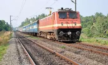 ട്രെയിനുള്ളിൽ പെൺകുട്ടിയെ ഉപദ്രവിക്കാൻ ശ്രമം; തർക്കത്തിനിടെ പുറത്തേക്ക് ചാടി; കാലൊടിഞ്ഞ പ്രതി ആശുപത്രിയിൽ വച്ച് അറസ്റ്റിൽ