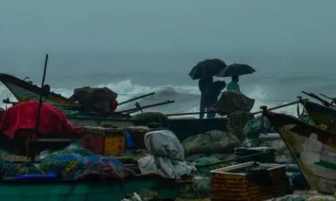 ഫിൻജാൽ ചുഴലിക്കാറ്റ് ഭീഷണി; തമിഴ്‌നാട്ടിൽ കനത്ത ജാഗ്രത; ആറ് ജില്ലകളിലെ സ്‌കൂളുകൾക്ക് നാളെ അവധി; വിമാനങ്ങൾ റദ്ദാക്കി; ഐടി ജീവനക്കാർക്ക് വർക്ക് ഫ്രം ഹോം; പൊതുജനങ്ങൾക്ക് മുന്നറിയിപ്പ് നൽകി അധികൃതർ