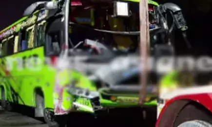 എറണാകുളം ചക്കരപ്പറമ്പില്‍ കോളേജ് വിദ്യാര്‍ത്ഥികള്‍ സഞ്ചരിച്ച ബസ് മറിഞ്ഞ് അപകടം; മൂന്ന് പേര്‍ക്ക് പരിക്ക്