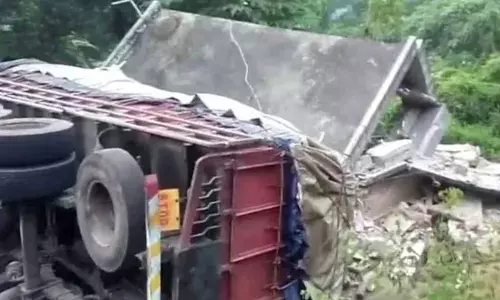 പന്തളത്ത് വീടിന് മുകളിലേക്ക് ലോറി മറിഞ്ഞ് അപകടം; നാലു പേര്‍ക്ക് പരിക്ക്: വീട് പൂര്‍ണമായി തകര്‍ന്ന നിലയില്‍