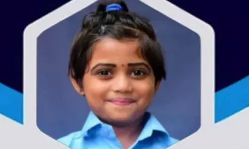 സ്കൂൾ ബസ് ഇറങ്ങി റോഡ് മുറിച്ചു കടക്കവേ അപകടം; ചികിത്സയിലായിരുന്ന 6 വയസുകാരി മരിച്ചു; സംഭവം പാലക്കാട് എരിമയൂരിൽ