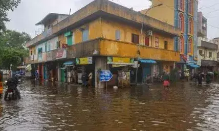 ഫിൻജാൽ ഭീഷണി; വൈകിട്ടോടെ കര തൊടും; ചെന്നൈയിൽ മഴ ശക്തമായി തുടരുന്നു; റോഡുകളിൽ വെള്ളക്കെട്ട്; വിമാനങ്ങൾ റദ്ദാക്കി; ആശങ്ക; ജനങ്ങൾക്ക് മുന്നറിയിപ്പ്; അതീവ ജഗ്രതയിൽ തമിഴ്‌നാട്!