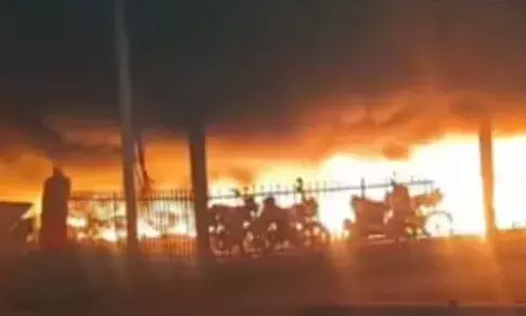 റെയിൽവേ സ്റ്റേഷനിലെ വാഹന പാർക്കിംഗ് ഏരിയയിൽ വൻ തീപിടുത്തം; ബൈക്കുകളടക്കം നിരവധി വാഹനങ്ങൾ കത്തിചാമ്പലായി; ആളുകൾ കുതറിയോടി; സംഭവം വാരാണസിയിൽ