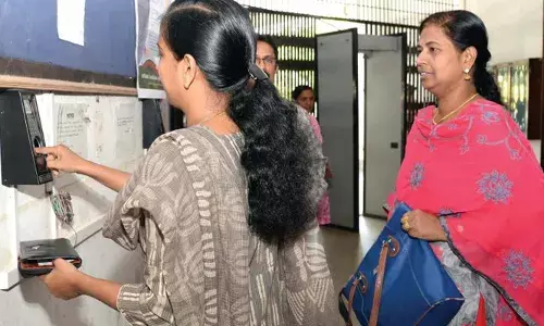 സംസ്ഥാന സെക്രട്ടേറിയറ്റില്‍ ഇനി ഹാജര്‍ പുസ്തകം ഇല്ല; ബയോ മെട്രിക് പഞ്ചിംഗ് സംവിധാനം പൂര്‍ണമായി നടപ്പിലാക്കിയതോടെ സര്‍ക്കാര്‍ ജീവനക്കാര്‍ ഹാജര്‍ ബുക്കില്‍ ഒപ്പിടേണ്ട; ഉത്തരവിറക്കി പൊതുഭരണ വകുപ്പ്