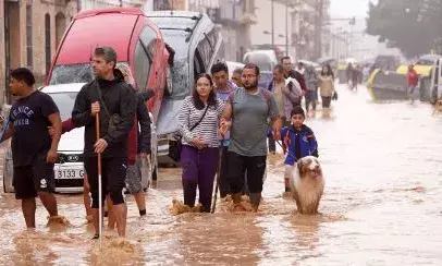 മിന്നൽ പ്രളയങ്ങൾ വർധിക്കുന്നു; പ്രതികൂല കാലാവസ്ഥയിൽ അപകടകരമായ സാഹചര്യങ്ങൾ ഒഴിവാക്കണം; തൊഴിലാളികൾക്ക് ശമ്പളത്തോട് കൂടിയ കാലാവസ്ഥാ അവധിയുമായി സ്പെയിൻ