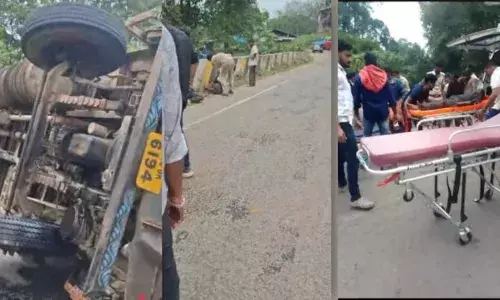 കണ്ടെയ്നര്‍ ലോറി നിയന്ത്രണം വിട്ട് മറിഞ്ഞ് അപകടം; ഒരാൾ മരിച്ചു; അഞ്ചു പേര്‍ക്ക് പരിക്ക്; അപകടം കണ്ണൂര്‍-കര്‍ണാടക അതിര്‍ത്തിയിൽ