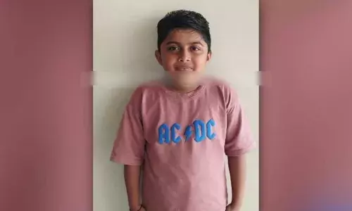 തെങ്ങ് മറിഞ്ഞുവീണ് പത്തു വയസുകാരന് ദാരുണാന്ത്യം; അപകടം ജെസിബി ഉപയോഗിച്ച് തെങ്ങ് പിഴുതുമാറ്റുന്നത് കാണാൻ പോയപ്പോൾ; സംഭവം കണ്ണൂരിൽ