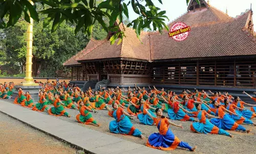 സര്‍ക്കാര്‍ കയ്യൊഴിഞ്ഞു; ശമ്പളത്തിനു സ്വന്തം വഴി നോക്കണം; കടുത്ത സാമ്പത്തിക പ്രതിസന്ധി അലട്ടുന്ന കേരള കലാമണ്ഡലത്തില്‍ കൂട്ട പിരിച്ചുവിടല്‍; മുഴുവന്‍ താല്‍ക്കാലിക ജീവനക്കാരെയും പിരിച്ചുവിട്ടു; ഡിസംബര്‍ ഒന്നുമുതല്‍ ഇവര്‍ക്ക് പണിയില്ലെന്ന് വിസിയുടെ ഉത്തരവ്; കലാമണ്ഡലത്തിന്റെ ചരിത്രത്തില്‍ ആദ്യത്തെ സംഭവം