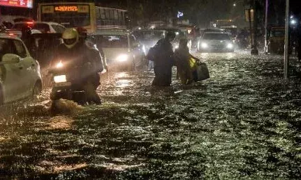 ചുഴലിക്കാറ്റ് കരതൊട്ടതിന് പിന്നാലെ ആശങ്ക; ചെന്നൈ നഗരം വെള്ളക്കെട്ടിൽ മുങ്ങി; കനത്ത മഴയിൽ  മൂന്ന് മരണം; മൂന്നുപേര്‍ക്കും ജീവന്‍ നഷ്ടമായത് വൈദ്യുതി കമ്പിയില്‍ നിന്ന് ഷോക്കേറ്റ്; ജനങ്ങൾക്ക് മുന്നറിയിപ്പ്; അതീവജാഗ്രത!